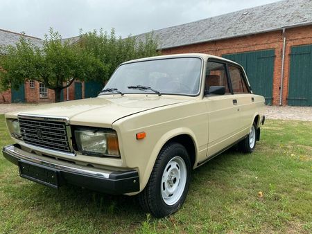 ベージュ　B LADA 2107 lada-2107-waz-was-beige-bj-90-tuv-h-kennz-neu-46-291-km