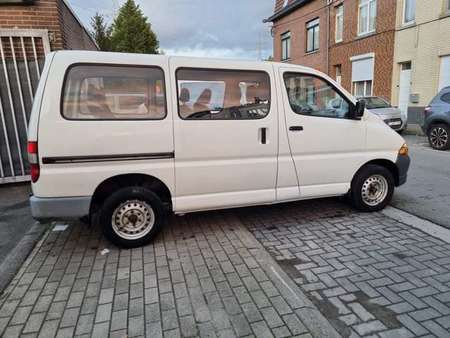TOYOTA HIACE toyota-hiace-9-places-diesel-normal-2-4-d Used - the parking