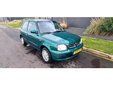 groene nissan micra
