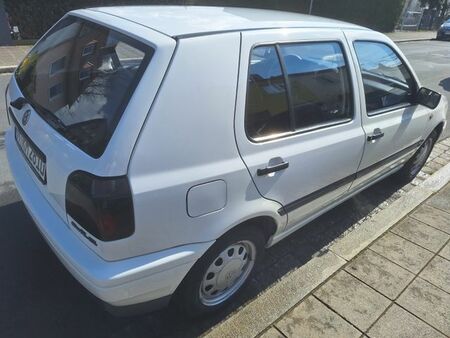 Volkswagen Golf 1.8 90