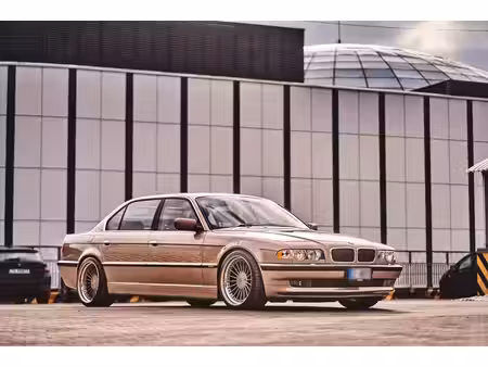 BMW Série 7 740i V8 4.4 286