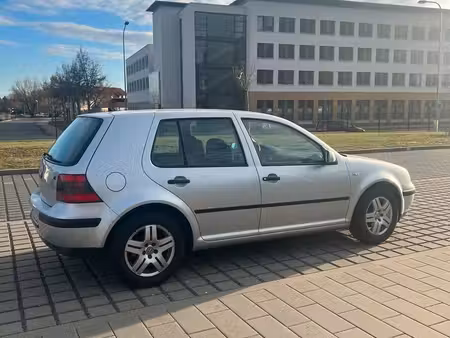 Volkswagen Golf 1.6 105
