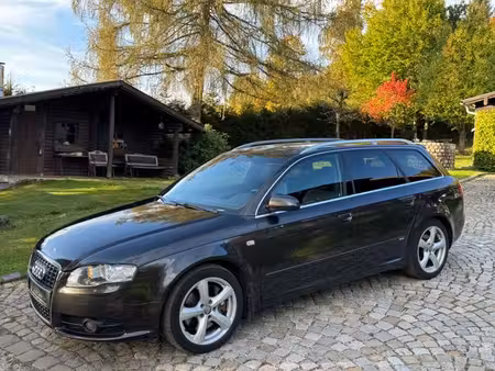 Audi A4 2.0 TFSI 220 S line quattro